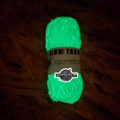 GLOW YARN příze svítící ve tmě G001 bílá