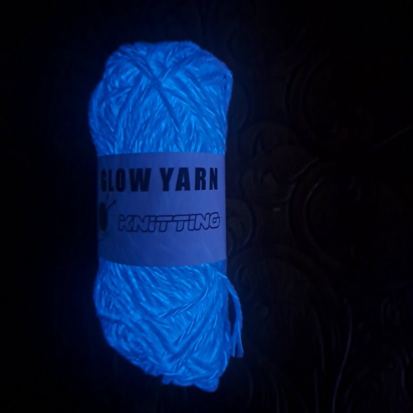 GLOW YARN příze svítící ve tmě GC493 modrá