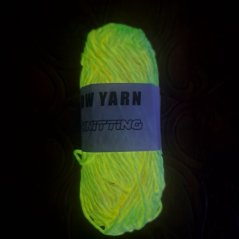 GLOW YARN příze svítící ve tmě G010 zelená tyrkys