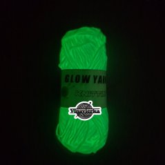 GLOW YARN příze svítící ve tmě G008 fialova